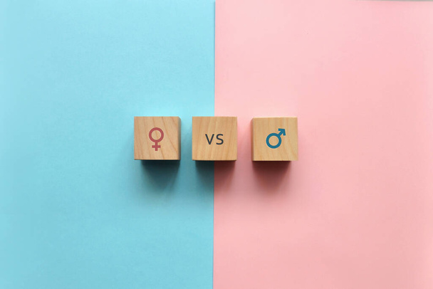 Ei tasa-arvoa miehen ja naisen välillä. Naiset vs miehet - Valokuva, kuva