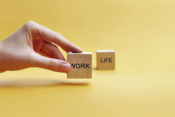 Dřevěné bloky s nápisem: práce a život.Volba mezi prací a životem.Volba práce - Fotografie, Obrázek