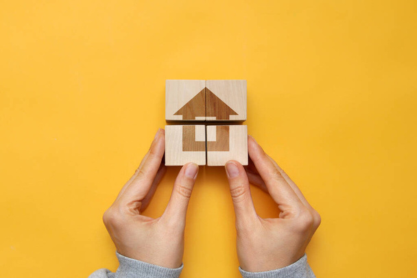 Ξύλινοι κύβοι με σχέδιο του σπιτιού. Αγορά ή οικοδόμηση ενός σπιτιού - Φωτογραφία, εικόνα