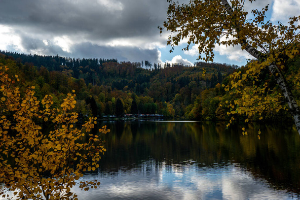 A Bystrzyckie tó ősszel. Király. - Fotó, kép