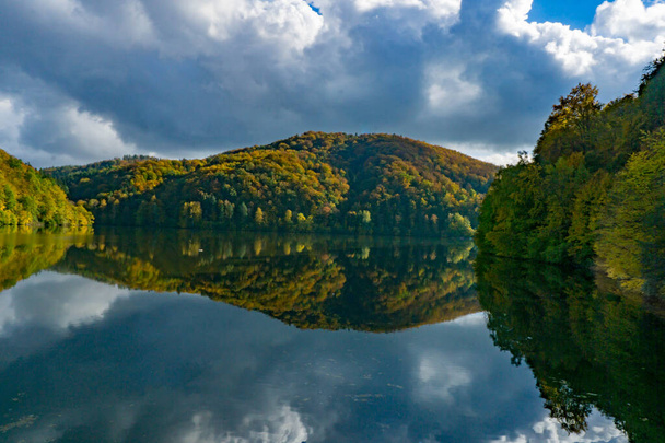 Sonbaharda Bystrzyckie Gölü. Harika. - Fotoğraf, Görsel