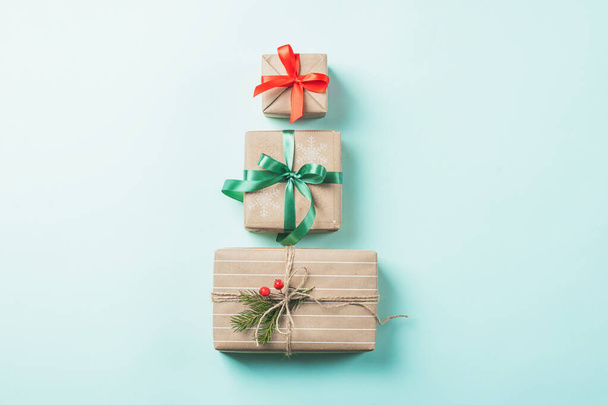 Різдвяна ялинка зробила святкові подарункові коробки різним паперовим пакетам світлий фон
 - Фото, зображення