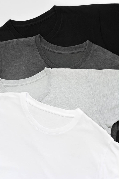 felső nézet halom fekete, szürke és fehér (monokróm) póló  - Fotó, kép