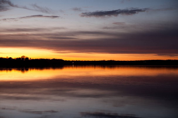 Puesta de sol en el lago Sjaelsoe en Rudersdal en Dinamarca - Foto, imagen
