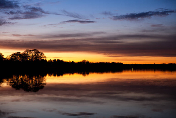 Ηλιοβασίλεμα στη λίμνη Sjaelsoe στο Rudersdal της Δανίας - Φωτογραφία, εικόνα