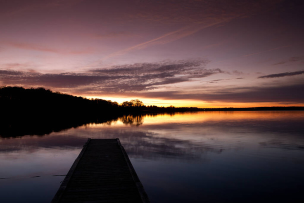 Закат в озере Сьелсо в Рудерсдале в Дании - Фото, изображение