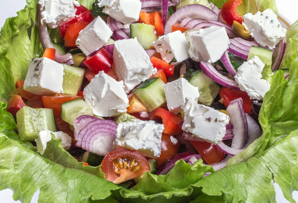 інгредієнти у свіжому грецькому салаті у салаті на білому тлі.. - Фото, зображення