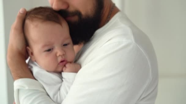 Nahaufnahme Porträt eines neugeborenen Papas hält ihn in den Armen und küsst ihn - Filmmaterial, Video