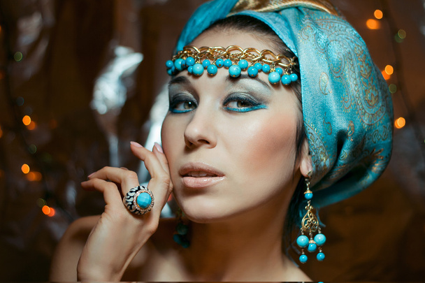 Fille arabe en turban bleu avec bijoux en or
 - Photo, image