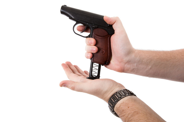 Мужская рука с пистолетом Макарова
 - Фото, изображение