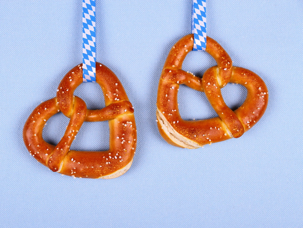Due pretzel a forma di cuore su sfondo blu
 - Foto, immagini