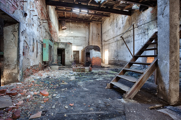 τούβλο παλιό, εγκαταλελειμμένο και ξεχασμένο εργοστάσιο - Φωτογραφία, εικόνα