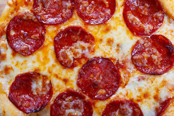 Finom házi készítésű Pepperoni pizza. Olasz Pepperoni pizza szalámival, közelről - Fotó, kép