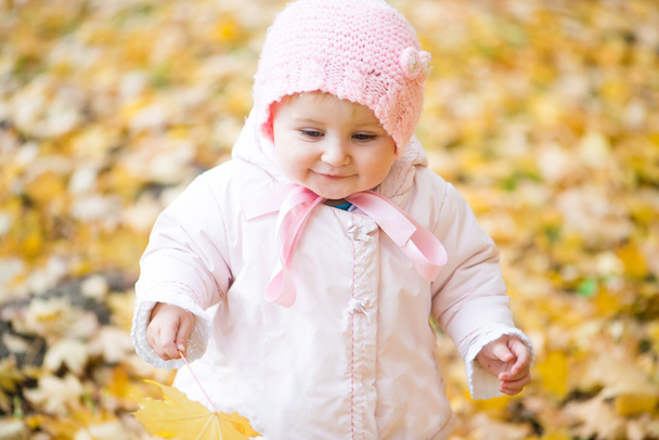 little baby in the park - Valokuva, kuva