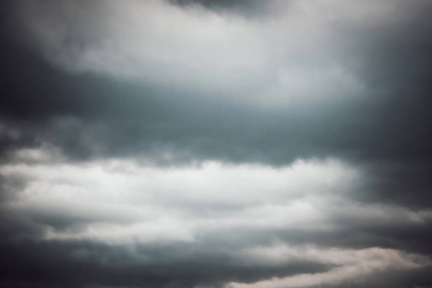 Yağmurlu arka plandan önce dramatik siyah bulut - Fotoğraf, Görsel