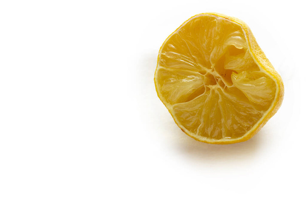 vymačkaný citron na bílém pozadí - Fotografie, Obrázek