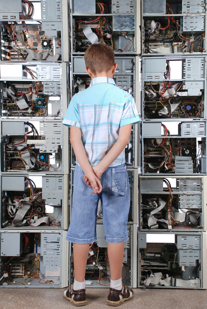 Chico se enfrenta a una pared de la vieja caja de la computadora
 - Foto, imagen
