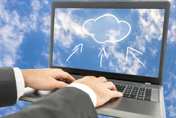 Empresario que utiliza la computación en nube
 - Foto, Imagen