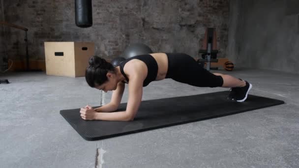 Fitness Indická žena dělá prkno cvičení v tělocvičně uvnitř. Fit sportovní žena dělá prkno na podložce jógy. - Záběry, video