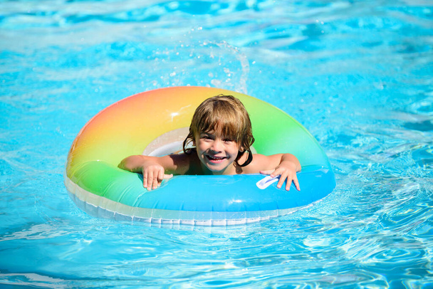 Child in swimming pool. Summer activity. Healthy kids lifestyle. - Foto, afbeelding