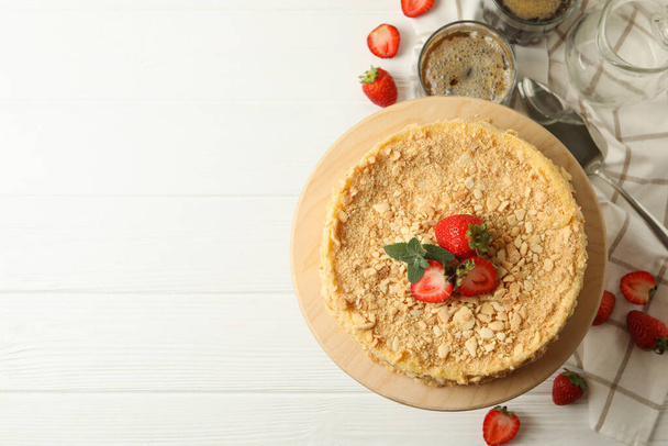 Concept de déjeuner savoureux avec gâteau Napoléon à la fraise sur fond de bois blanc - Photo, image