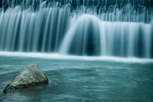 Пейзаж с видом на водопад зимой - Фото, изображение