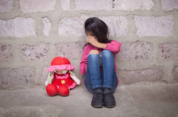 triest depressief meisje met een speelgoed. - Foto, afbeelding