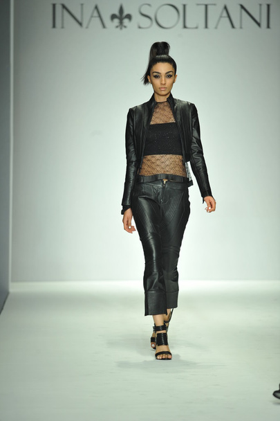Model walks runway at Ina Soltani - Zdjęcie, obraz