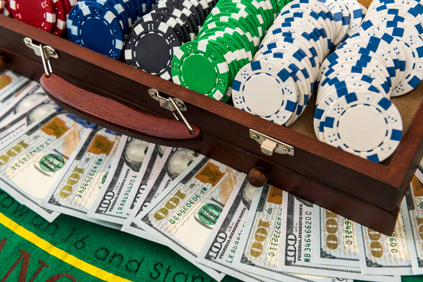 Poker chips e dollari in un caso sul tavolo da gioco
. - Foto, immagini
