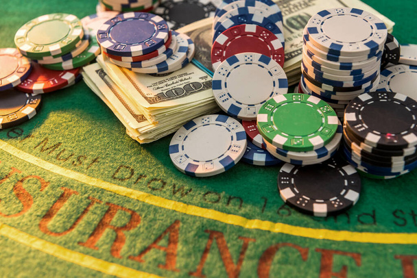 Casino fichas con billetes de dólar en la mesa de póquer verde. Riesgo o victoria. fortuna - Foto, Imagen