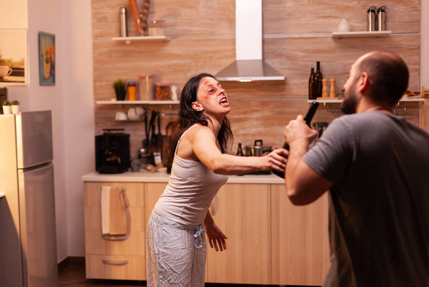 Pahoinpidelty vaimo taistelee miehensä kanssa - Valokuva, kuva