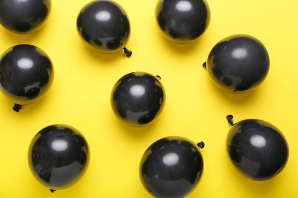 Black balloons on color background - 写真・画像