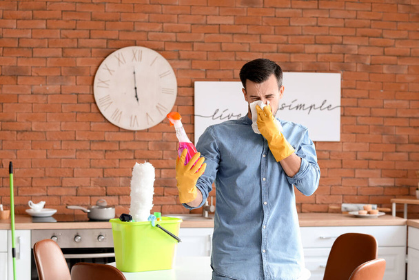 Αλλεργικός που καθαρίζει το διαμέρισμά του. - Φωτογραφία, εικόνα