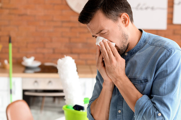Allergiker putzt seine Wohnung - Foto, Bild