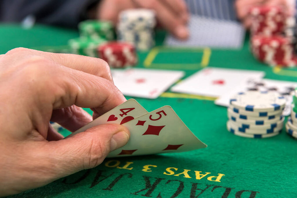 Két játékos pókerzsetonnal, kártyával vagy blackjack-kel játszik a kaszinóban. Szerencsejáték koncepció - Fotó, kép