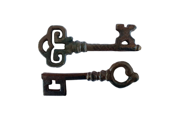 Vista superior y primer plano de dos grandes llaves de hierro viejas aisladas sobre fondo blanco. - Foto, Imagen