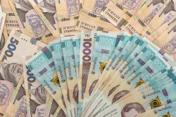 naadloze textuur van echte nieuwe ukraine 500 en 1000 bankbiljetten. Wat is er gebeurd? Stapel hryvnia als financiële achtergrond. - Foto, afbeelding