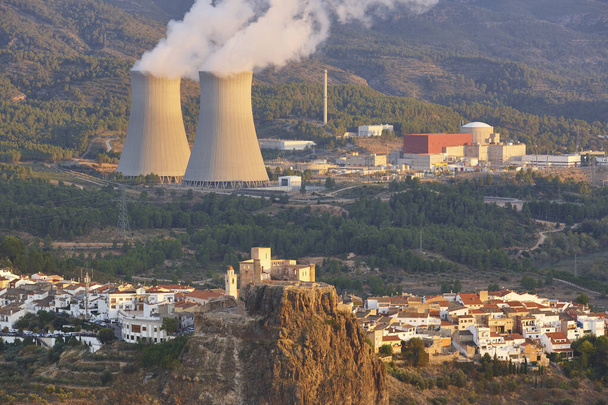 Chaminé da central nuclear em Cofrentes. Valência, Espanha - Foto, Imagem