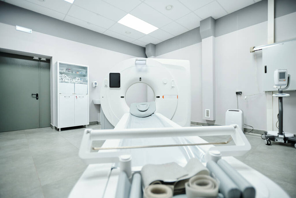 Moderni ultraääni kone sijoitetaan tutkimus sohvalla menettely huoneessa klinikan - Valokuva, kuva