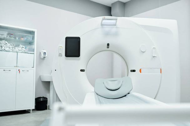 Orvosi helyiség belseje ultrahanggal, asztali számítógéppel, vizsgálóasztallal és nyomtatóval - Fotó, kép