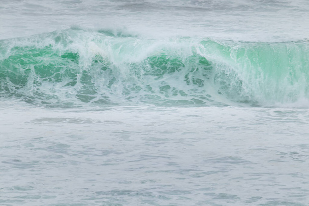 Mareas estrellándose y salpicando agua azul clara agradable en el océano Índico. - Foto, Imagen