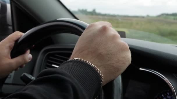 Mann am Steuer seines Autos. Autofahren im Urlaub. Männliche Hand am Lenkrad in Großaufnahme - Filmmaterial, Video