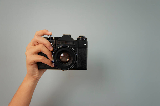 cámara de fotos en una mano de una chica - Foto, imagen