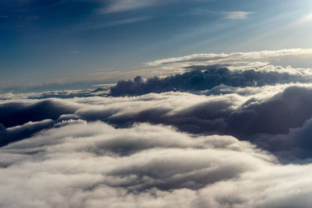Felhők látványa a repülőgép ablakából, felhők egy csoportja az égen - Fotó, kép
