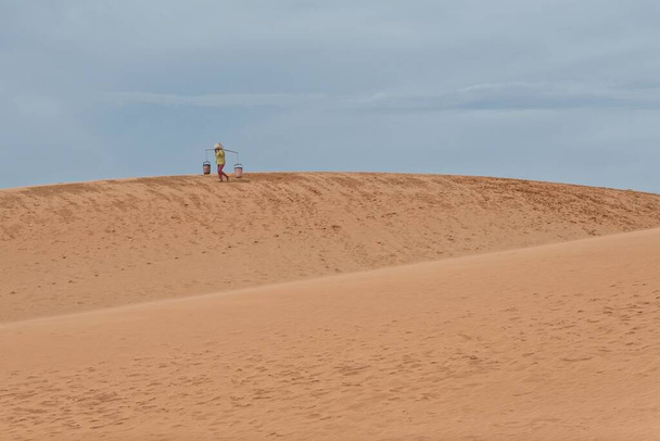 Dunes de sable blanc avec ciel bleu, Mui Ne, Vietnam, Asie - Photo, image