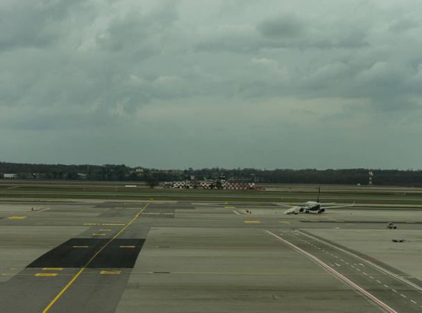 Europa, Italië, Menaggio, Comomeer, een vliegtuig geparkeerd aan de kant van een weg - Foto, afbeelding