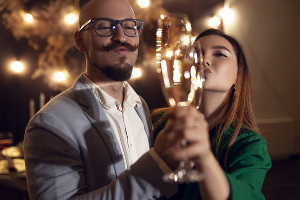 Romantisches Paar beim gemeinsamen Party-Cocktail. Glückliches und lächelndes Gesicht - Foto, Bild