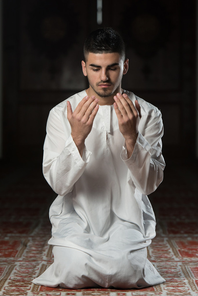 Young Muslim Guy Praying - Foto, Imagen
