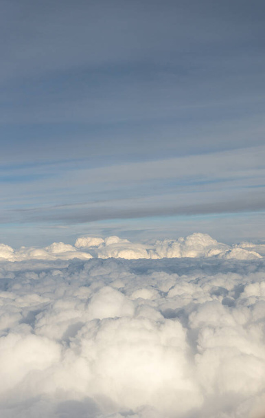 Widok chmur z okna samolotu, grupa chmur na niebie - Zdjęcie, obraz