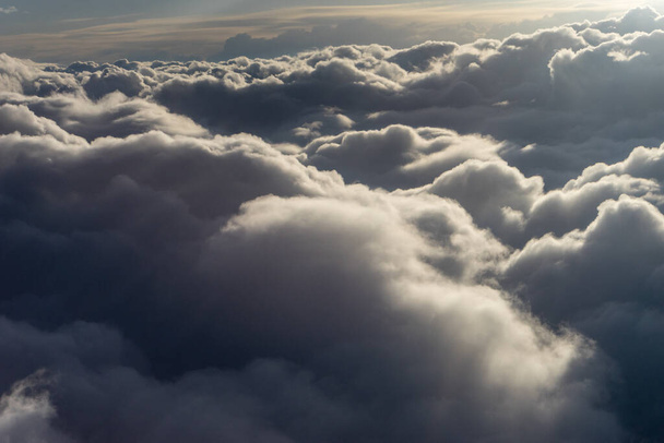 Vista de las nubes desde la ventana del avión, un grupo de nubes en el cielo - Foto, Imagen